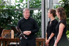 Der Komponist Laurent Mettraux im Gesprach mit den Flötistinnen