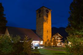 Die Dorfkirche Adelboden im Nachtlicht