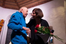 Christine Lüthi dankt Jürg Werren für den Rosenstrauss