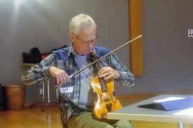 Alexander van Wijnkoop montre des effets avec le violon