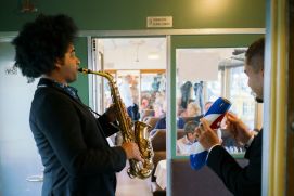 Mit dem «Blauen Pfeil» zum Eröffnungskonzert