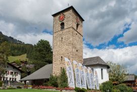 Die Dorfkirche Adelboden mit den SCMF-Flaggen