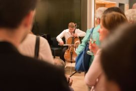 Der Cellist Benjamin Gregor-Smith am After Concert Apéro